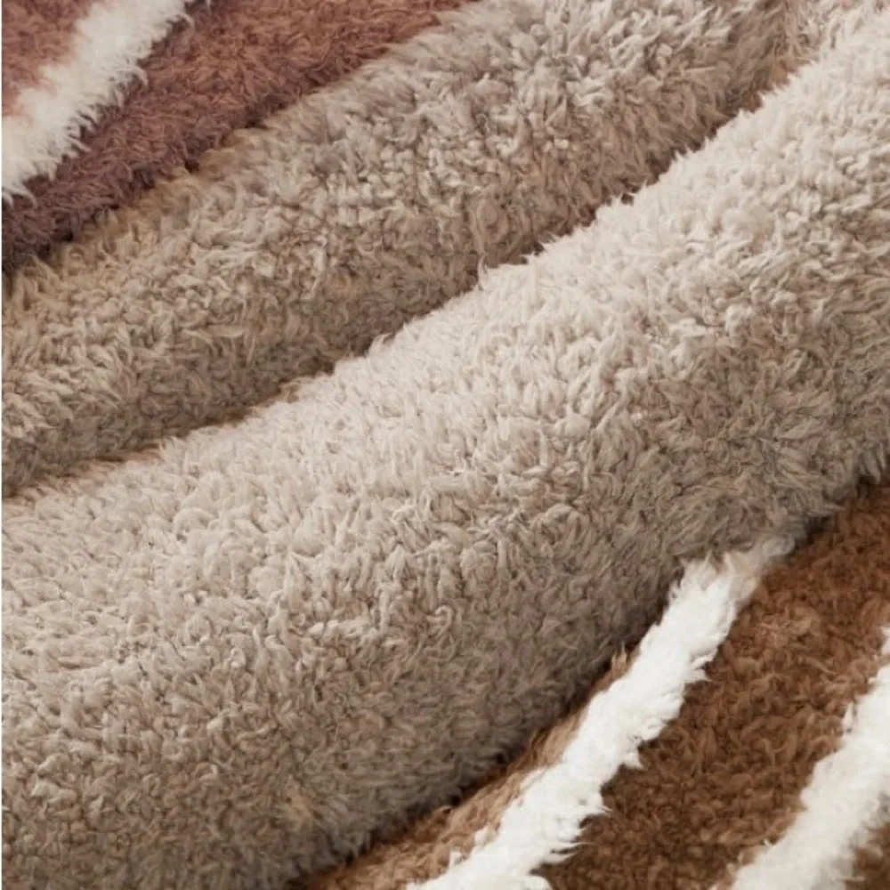 NWT Luxe Barefoot Dreams cozychic rib trim throw - moss/white